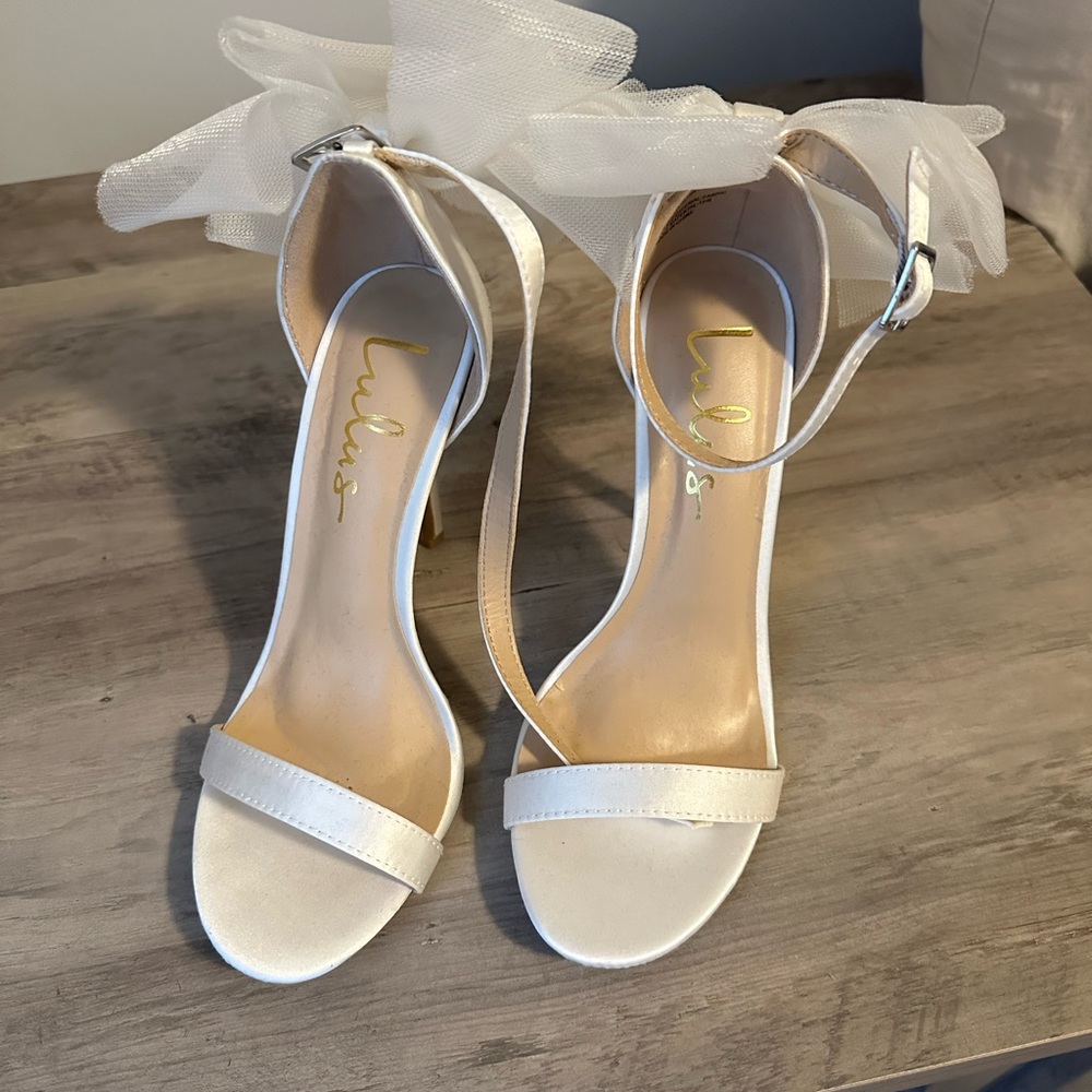 NEVER WORN bow bridal heels